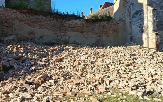 Prăbușirea Zidului Bisericii Fortificate din Moșna: O Analiză a Implicațiilor și Contextului Cultural