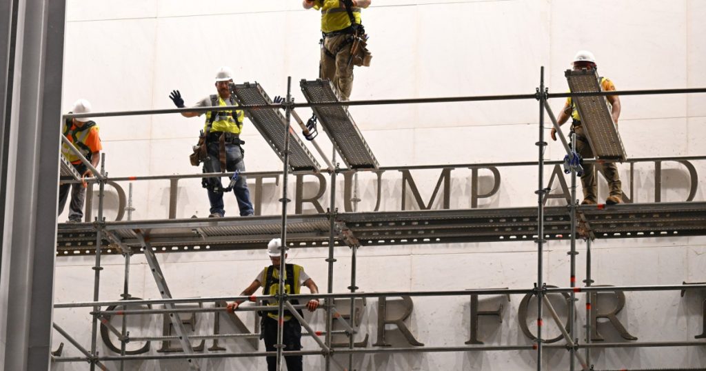 Îndepărtarea numelui lui Donald Trump de la Centrul Kennedy: O privire asupra deciziei și implicațiilor sale