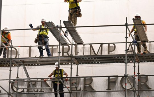 Îndepărtarea numelui lui Donald Trump de la Centrul Kennedy: O privire asupra deciziei și implicațiilor sale