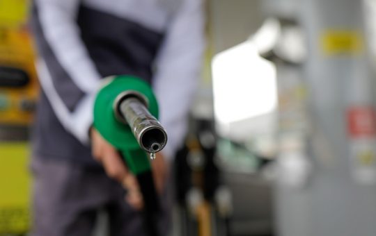Eliminarea plafoanelor la prețul combustibililor în Polonia: O analiză a implicațiilor economice și sociale