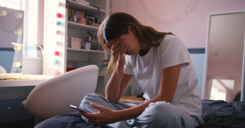 Impactul rețelelor sociale asupra sănătății mintale a adolescenților: Un studiu pe termen lung evidențiază riscurile