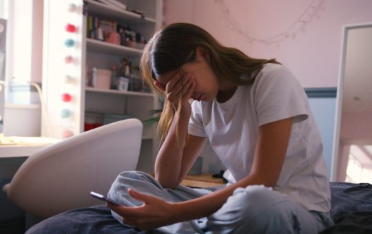 Impactul rețelelor sociale asupra sănătății mintale a adolescenților: Un studiu pe termen lung evidențiază riscurile