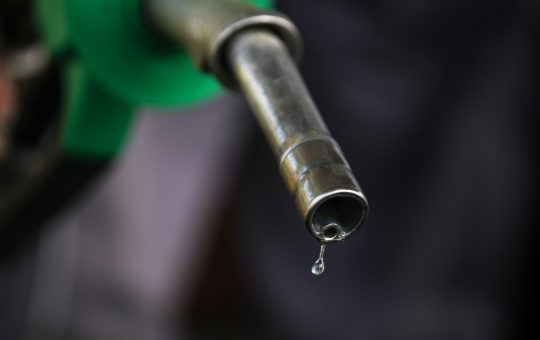 Restricții la vânzarea carburanților în Sankt Petersburg și Moscova: O analiză a crizei de aprovizionare și implicațiile sale