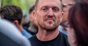 Reținerea lui Tommy Robinson pe Aeroportul Heathrow: O Analiză Profundă a Implicațiilor Politice și Sociale