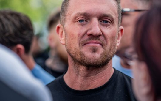 Reținerea lui Tommy Robinson pe Aeroportul Heathrow: O Analiză Profundă a Implicațiilor Politice și Sociale
