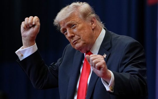 Popularitatea lui Donald Trump: O Analiză Detaliată a Cotei de Încredere și a Contextului Politic Actual
