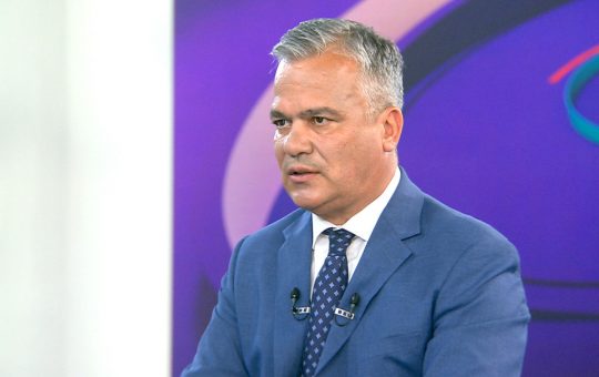 Adrian Veștea și Desemnarea sa ca Premier: O Analiză Detaliată a Contextului Politic și Implicațiilor