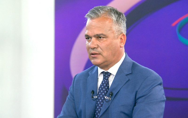 Adrian Veștea și Desemnarea sa ca Premier: O Analiză Detaliată a Contextului Politic și Implicațiilor