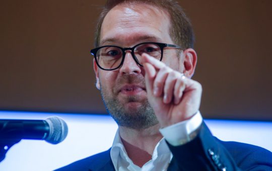 Tensiuni Politice în România: Răspunsul lui Dominic Fritz la Criticile Premierului Desemnat Adrian Veștea
