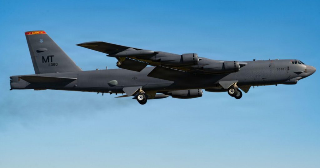 Prăbușirea unui Bombardier B-52 Stratofortress în California: Analiză Detaliată a Incidentului și Implicațiilor Sale