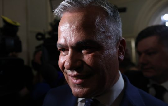 Adrian Veștea și criza politică din România: Ignorarea ultimatumului PNL și perspectivele guvernului său