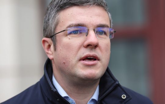 Conflictul Politic din România: Irineu Darău și Critica Dura la Adresa Premierului Desemnat Adrian Veștea