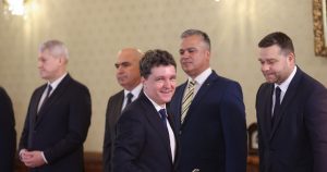 Adrian Veștea și Abordarea sa Negociantă: O Privire Asupra Contextului Politic Românesc