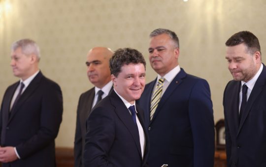 Adrian Veștea și Abordarea sa Negociantă: O Privire Asupra Contextului Politic Românesc