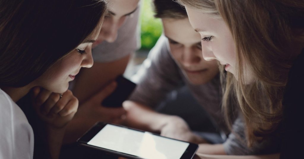 Adolescenții români și provocările ecranelor: O analiză a rezultatelor Eurobarometrului 2026