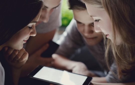 Adolescenții români și provocările ecranelor: O analiză a rezultatelor Eurobarometrului 2026