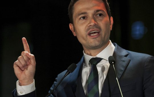 Analiza criticilor lui Robert Sighiartău la adresa lui Nicușor Dan: Oportunități și riscuri pentru viitorul politic al României