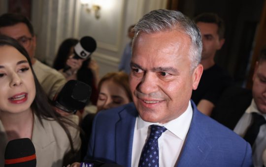 Criza politică din România: Adrian Veștea și provocările formării noului guvern în fața unei majorități instabile