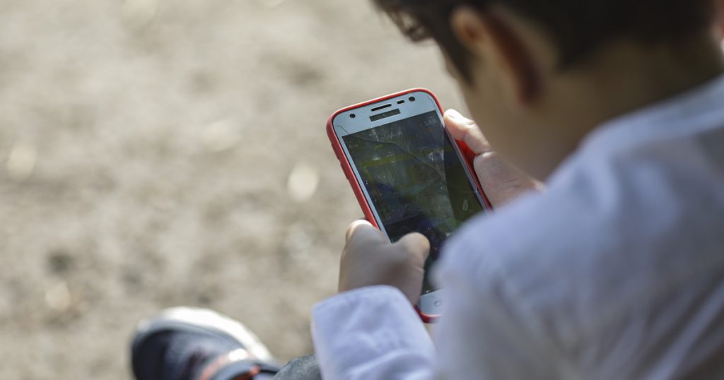 Emiratele Arabe Unite impun restricții asupra rețelelor sociale pentru copiii sub 15 ani: O analiză detaliată a noilor reglementări