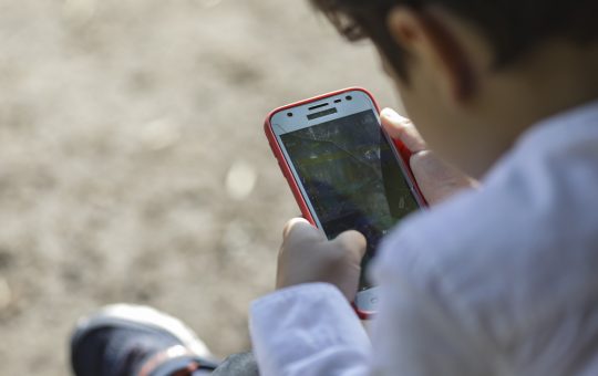 Emiratele Arabe Unite impun restricții asupra rețelelor sociale pentru copiii sub 15 ani: O analiză detaliată a noilor reglementări