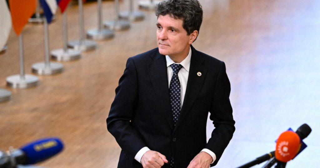 Tensiuni Politice în România: Dilemele Guvernului Veștea și Rolul AUR