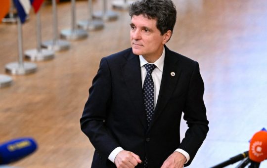 Tensiuni Politice în România: Dilemele Guvernului Veștea și Rolul AUR