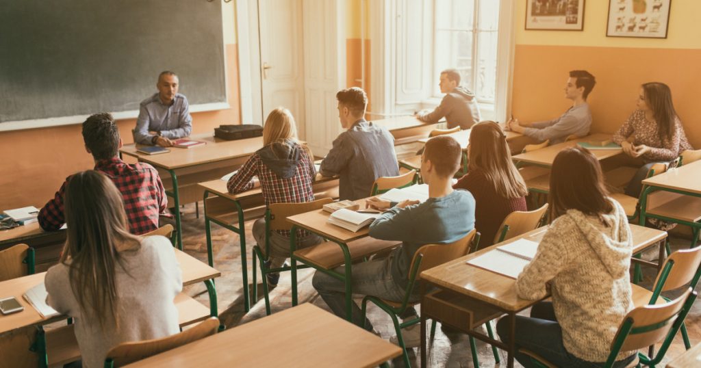 Vacanța de vară 2026: Transformări esențiale în educația românească și impactul acestora asupra elevilor