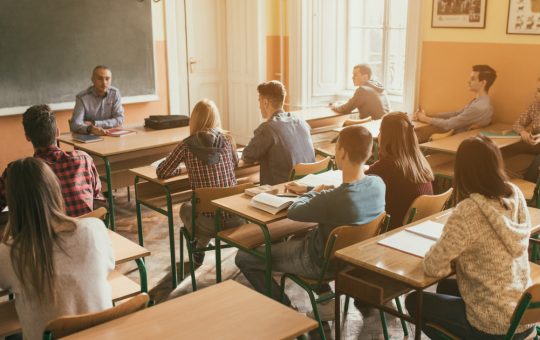Vacanța de vară 2026: Transformări esențiale în educația românească și impactul acestora asupra elevilor