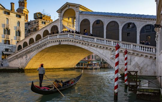 Veneția în fața unei noi provocări: propunerea primarului de a majorat taxa pentru turiștii de o zi