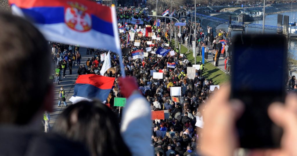Protestele din Serbia: Acuzații de război civil și simularea unui atac cu tun sonic
