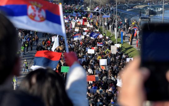 Protestele din Serbia: Acuzații de război civil și simularea unui atac cu tun sonic