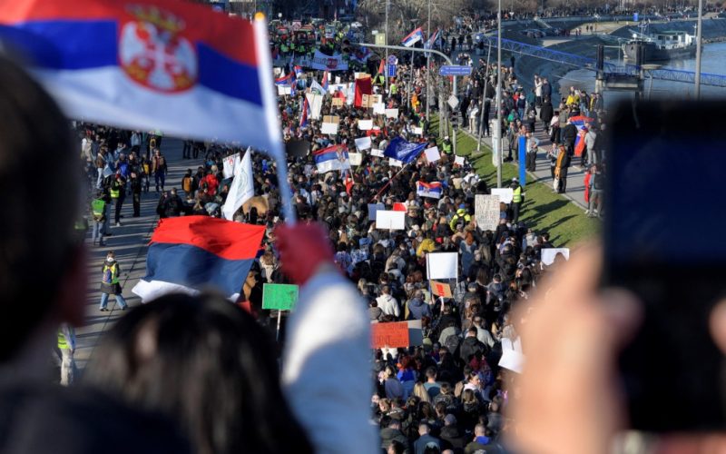 Protestele din Serbia: Acuzații de război civil și simularea unui atac cu tun sonic