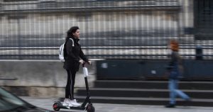 Accidentele cu trotinete electrice în România: O analiză aprofundată a incidentului din Sibiu și implicațiile sale sociale