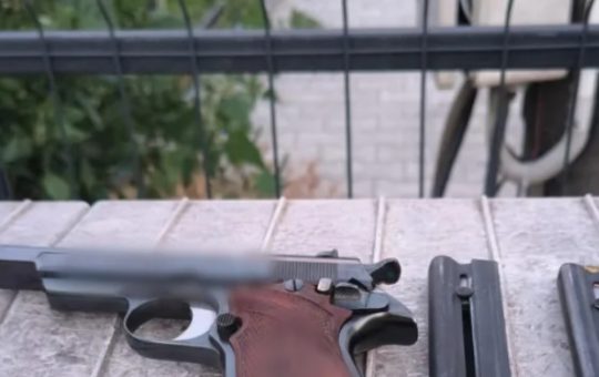 Descoperirea alarmantă din Buzău: Pistoale și muniție în mașina unui bărbat - implicații și analize