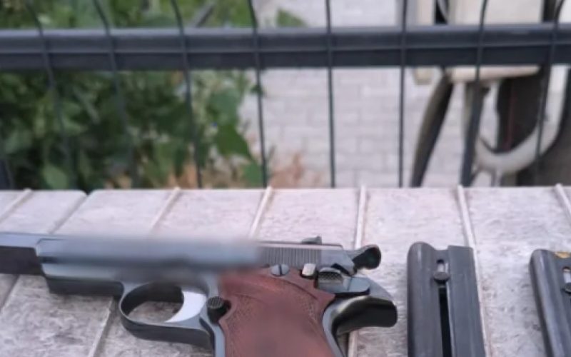 Descoperirea alarmantă din Buzău: Pistoale și muniție în mașina unui bărbat - implicații și analize