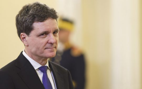 Tensiuni Politice în România: Amânarea Listei de Miniștri de către Adrian Veștea și Impactul Asupra Guvernării