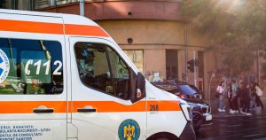 Accident grav în Iași: O ambulanță și un autoturism colidă, provocând îngrijorări despre siguranța rutieră