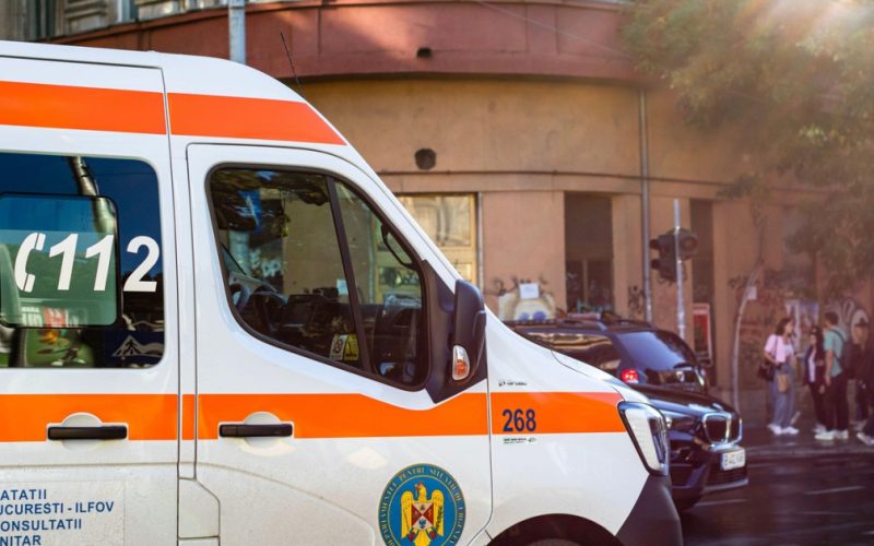 Accident grav în Iași: O ambulanță și un autoturism colidă, provocând îngrijorări despre siguranța rutieră