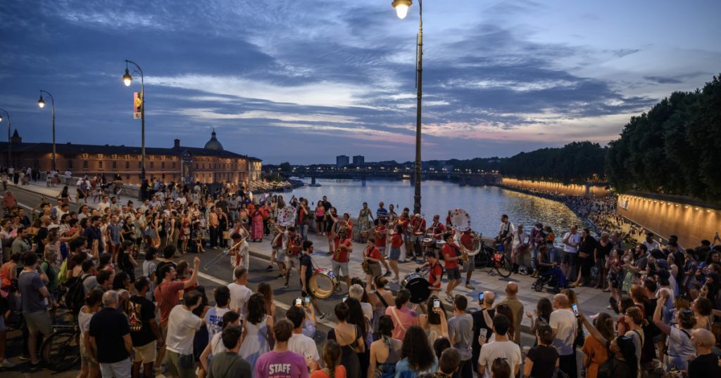 Franța interzice consumul de alcool la festivalul „Fête de la Musique” din cauza caniculei extreme: O analiză a măsurilor de siguranță publică