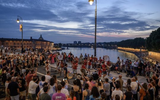 Franța interzice consumul de alcool la festivalul „Fête de la Musique” din cauza caniculei extreme: O analiză a măsurilor de siguranță publică