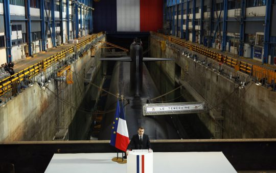Pariul Nuclear Fragil al lui Macron: Provocările și Implicațiile pentru Europa în Contextul Retragerii SUA din NATO