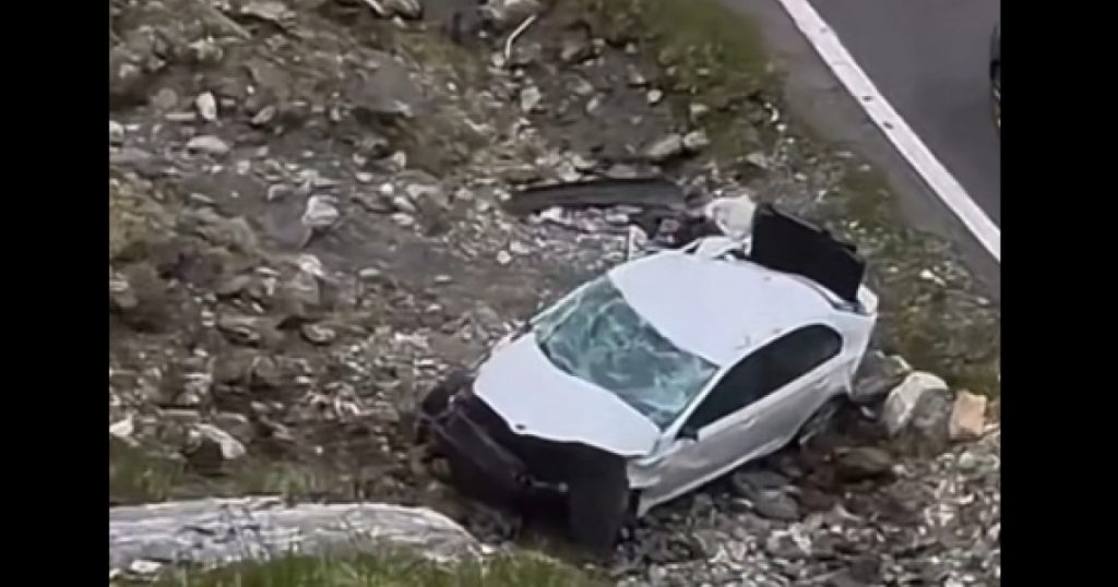Incident pe Transfăgărășan: O mașină neasigurată cade în gol, ridicând întrebări despre siguranța rutieră