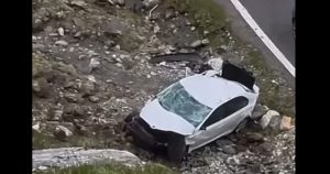 Incident pe Transfăgărășan: O mașină neasigurată cade în gol, ridicând întrebări despre siguranța rutieră
