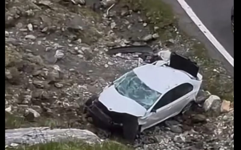 Incident pe Transfăgărășan: O mașină neasigurată cade în gol, ridicând întrebări despre siguranța rutieră