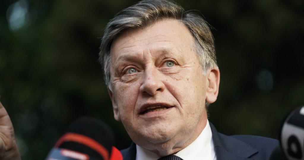 Crin Antonescu și Congresul PNL: O Analiză a Trădării și Implicațiilor Politice