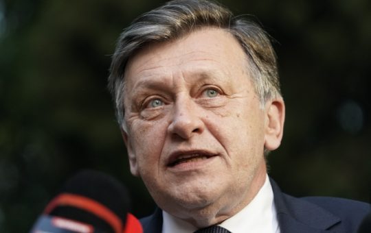 Crin Antonescu și Congresul PNL: O Analiză a Trădării și Implicațiilor Politice