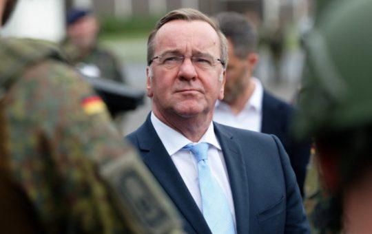 Consecințele geopolitice ale închiderii strâmtorii Ormuz: Acuzațiile lui Boris Pistorius la adresa lui Donald Trump
