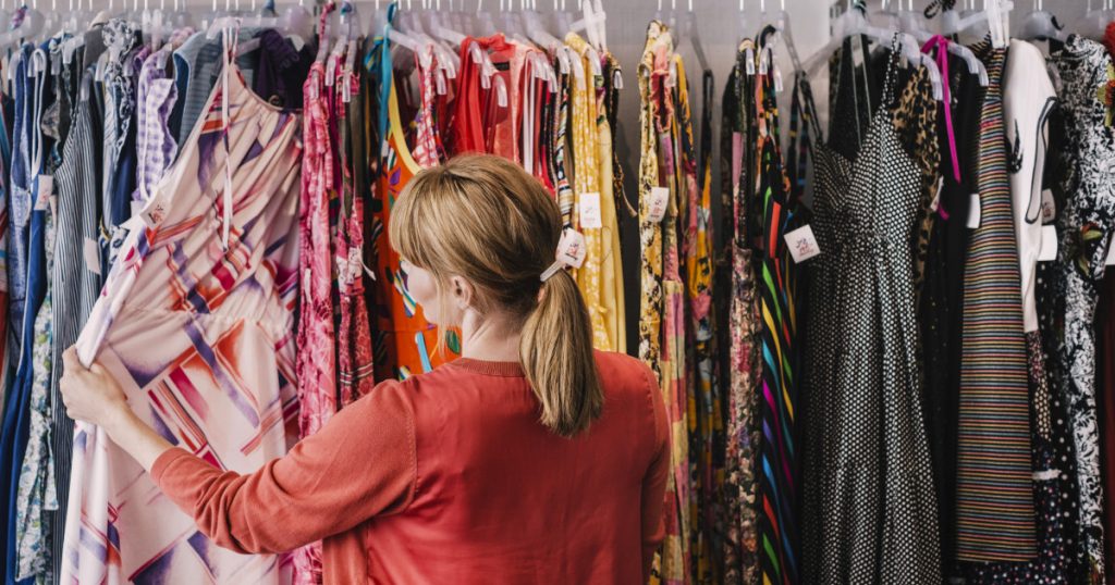 Criza Economică și Creșterea Popularității Magazinelor Secondhand: O Analiză Detaliată