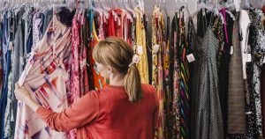 Criza Economică și Creșterea Popularității Magazinelor Secondhand: O Analiză Detaliată