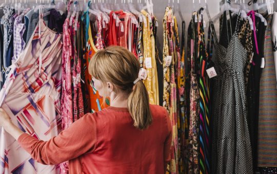 Criza Economică și Creșterea Popularității Magazinelor Secondhand: O Analiză Detaliată